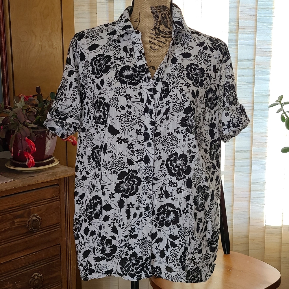 White Stag shirt sleeved floral blk/white blouse